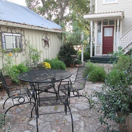 Carriage House Fredericksburg Bed and Breakfast Exteriör bild
